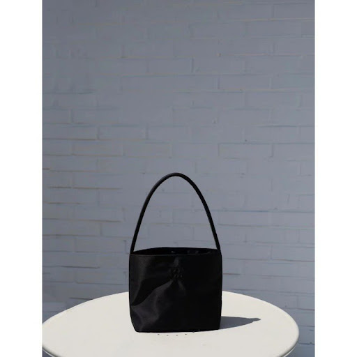 Title 4, Versatile casual shoulder bag for women. Comfor...
