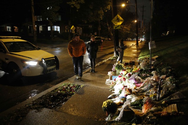 Mourners visit a makeshift memorial outside the Tree of Life synagogue a day after 11 Jewish worshippers were shot dead in Pittsburgh, Pennsylvania, US, on October 28 2018. File photo.