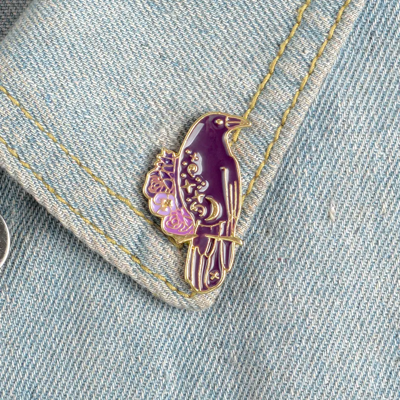 Broche criativo de flor rosa e pássaro delicado, um acessório charmoso para adicionar um toque elegante e natural ao seu visual.