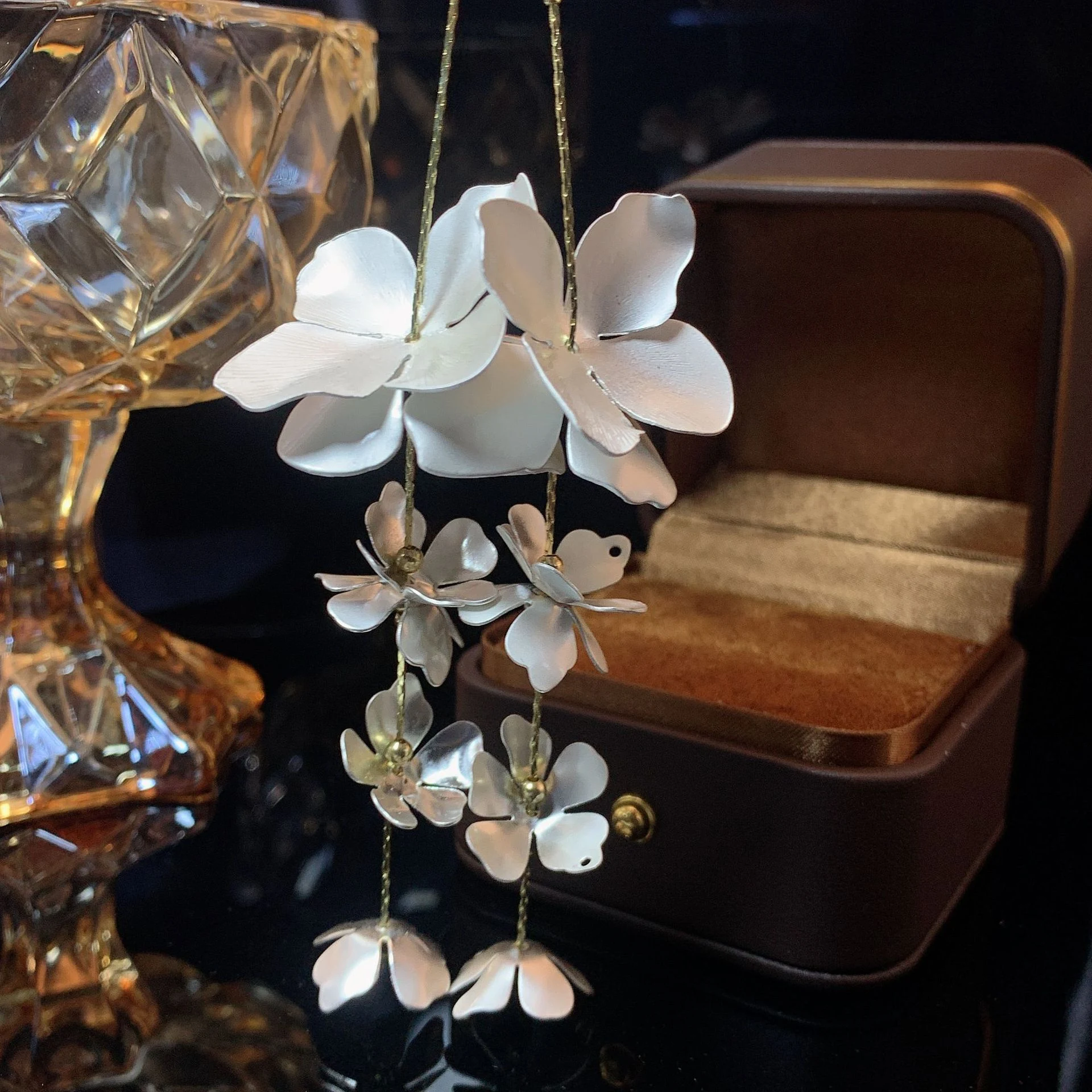 Title 1, Luxe oorbellen met koude bloemen en kwastjes, e...
