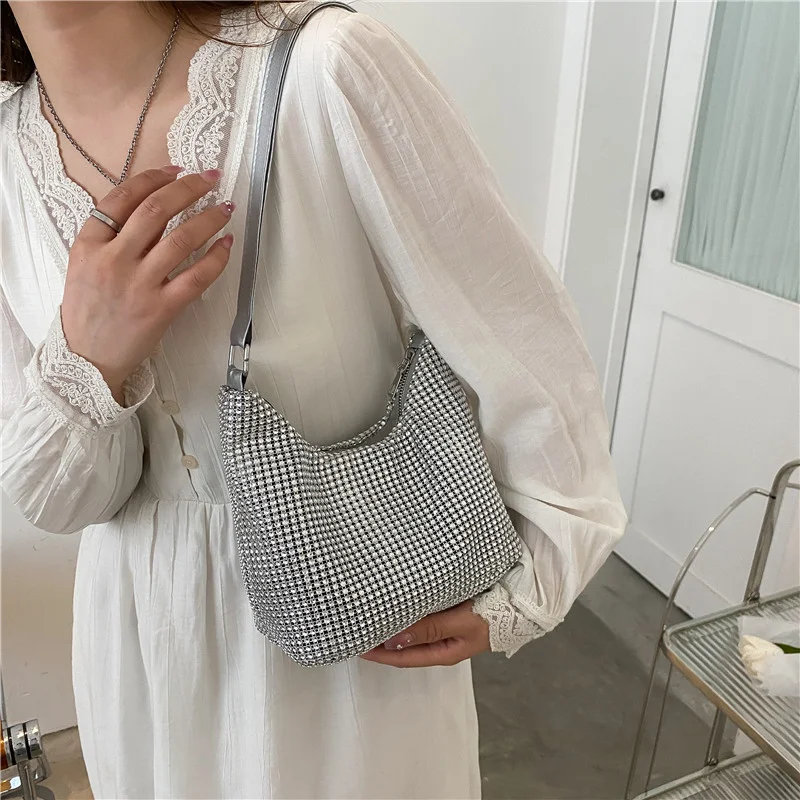 Bolsa de ombro com strass, textura simples e corrente. Design casual e de nicho para um visual despojado e elegante, ideal para o dia a dia.