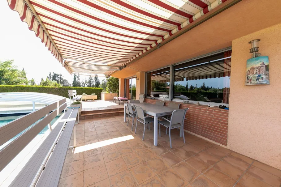 Terrasse couverte avec table extérieure - acheter Villa à Le Soler, 5 pièces, 4 chambres