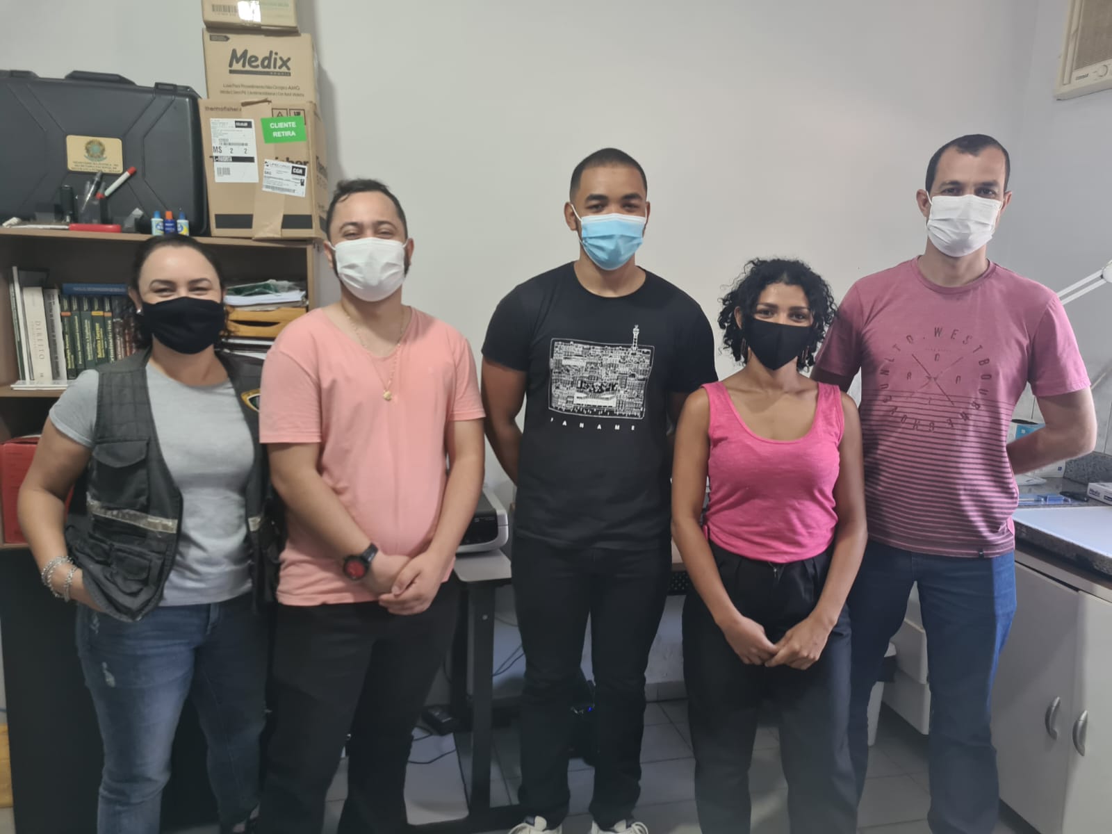 Os acadêmicos da UEMS, João Pedro (Direito), José Augusto (Direito) e Aldaísa Duarte (Pedagogia) durante o trabalho com os gestores Carolina Delong e Wagner Martins de Almeida na Unidade Regional de Perícias e Identificação de Paranaíba.

