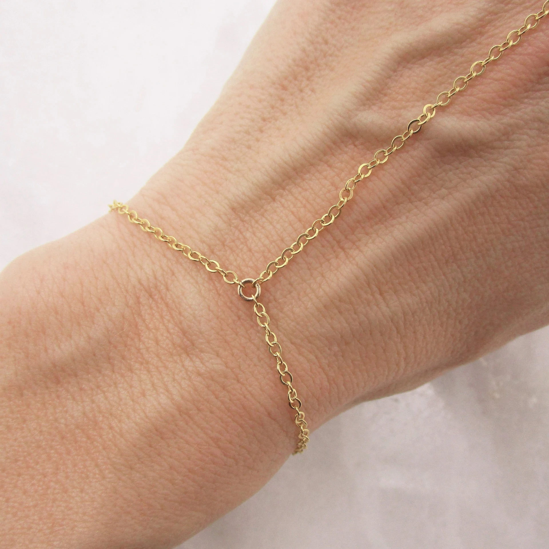 Title 2, Eenvoudige want-armband met ring en ketting. Ee...
