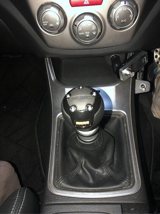 インプレッサ WRX STIのmomoシフトノブ・GRBに関するカスタム事例の投稿画像1枚目