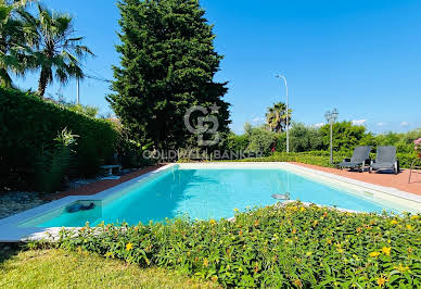 Villa avec piscine et terrasse 1