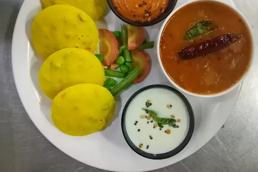 Yellow Veggies Idli With Sambhar [4 Pieces]