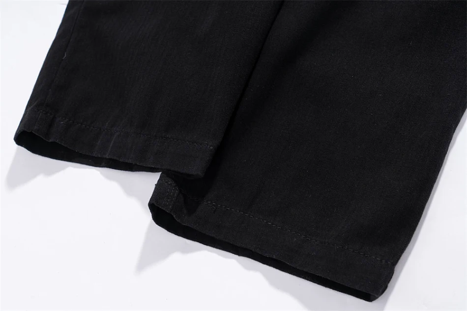 Muške kargo pantalone sa više džepova, ležeran ulični stil. Udobne i praktične pantalone za svakodnevno nošenje.
