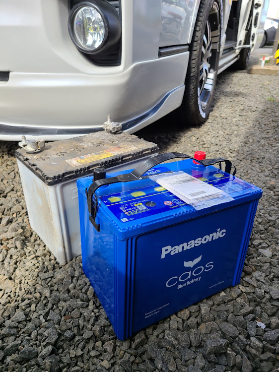ハイエースバンのcaos・caos Blue Battery・バッテリー交換・ハイブリッドストロング・低そうで低くない少し低い車に関するカスタム事例の投稿画像1枚目