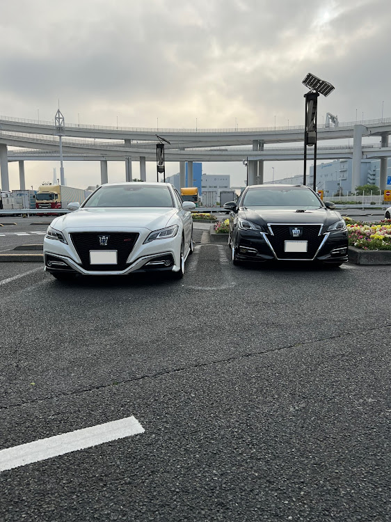 クラウンアスリートのいつもイイネ&コメントありがとうございます🙇‍♂️・久しぶりの日の出☀️ツーリング🚗・静岡県まで行ってからの大黒PA（笑）・今日の大黒はガラガラでした😅・4/29もイベント見学に行くので数台でツーリング🚗🚙💨に関するカスタム事例の投稿画像3枚目