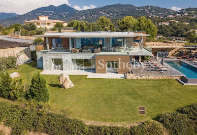 Villa avec piscine et terrasse 2