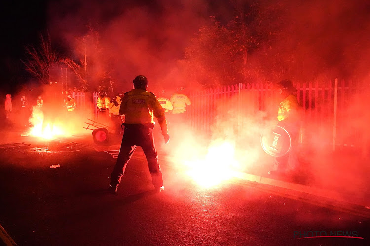 🎥 Inferno in Birmingham: bierflessen, vuurwerk en politieagenten gewond