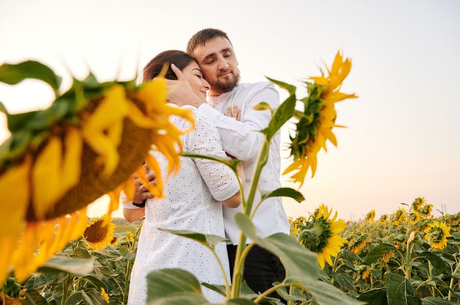 Wedding photographer Tolik Sabina (toliksabina). Photo of 5 August 2020