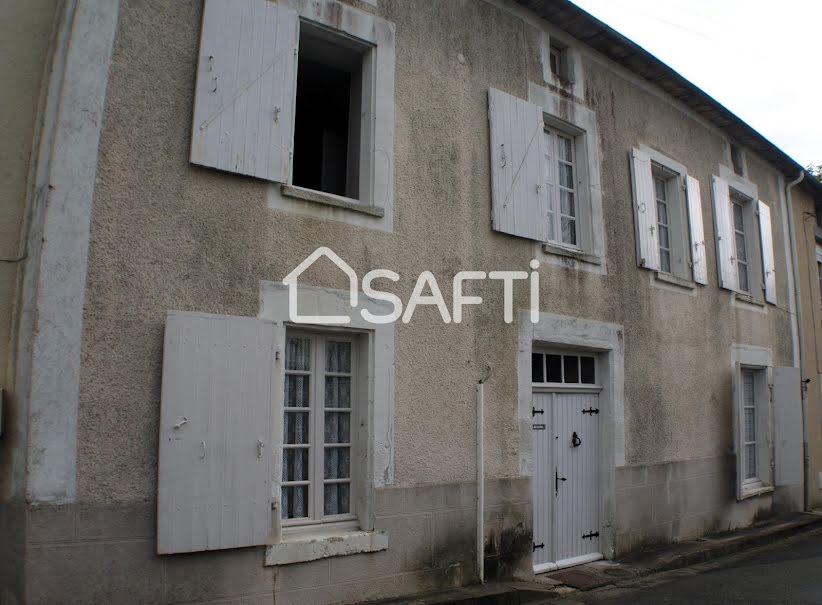 Vente maison 6 pièces 154 m² à La Châtaigneraie (85120), 121 000 €