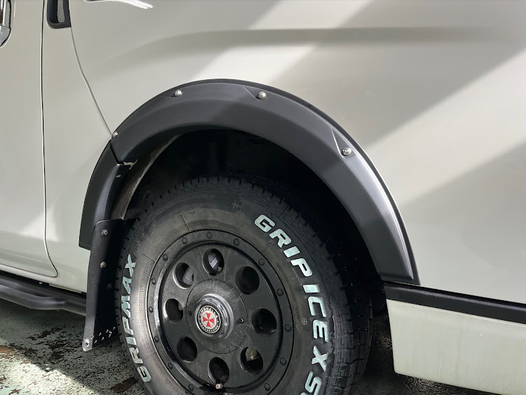 NV350キャラバンのオーバーフェンダー取り付け・オバフェン・構造変更 車幅・オフロード感・DIYに関するカスタム事例の投稿画像1枚目