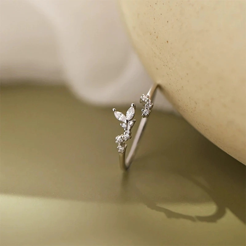 Speciaal ontworpen, hoogwaardige 925 zilver vergulde kleine knopring, een elegant en verfijnd accessoire.