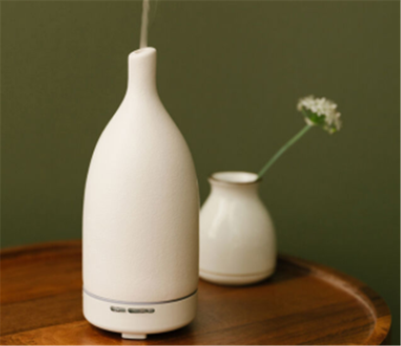 Ultrasone keramische aromatherapiemachine Essentiële olie diffuser voor thuis Ontspannende en gereinigde omgeving Verbeterd welzijn