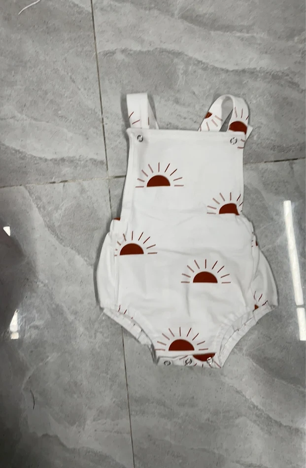 Baby Diamond Sun Print mouwloze romper, ideaal voor zonnige dagen, comfortabel en beschermt de baby tegen de zon.