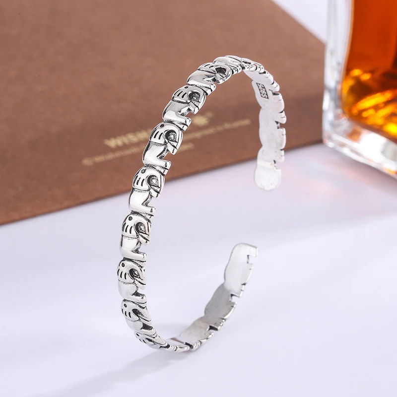 Pulseira de elefante pequena e antiga Um acessório charmoso que simboliza força e boa sorte Perfeita para uso diário e um presente atencioso