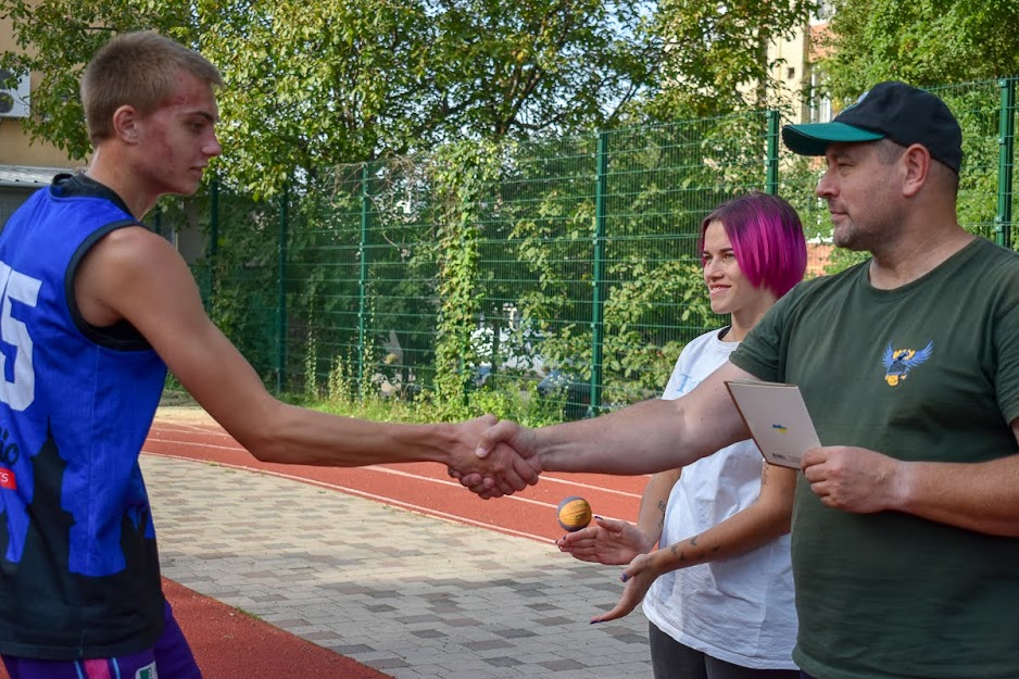 Group of people playing mini football Группа людей играющих в мини-футбол