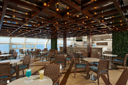 Enjoy a specialty cocktail at Pergola Bar during your Carnival Venezia cruise. 