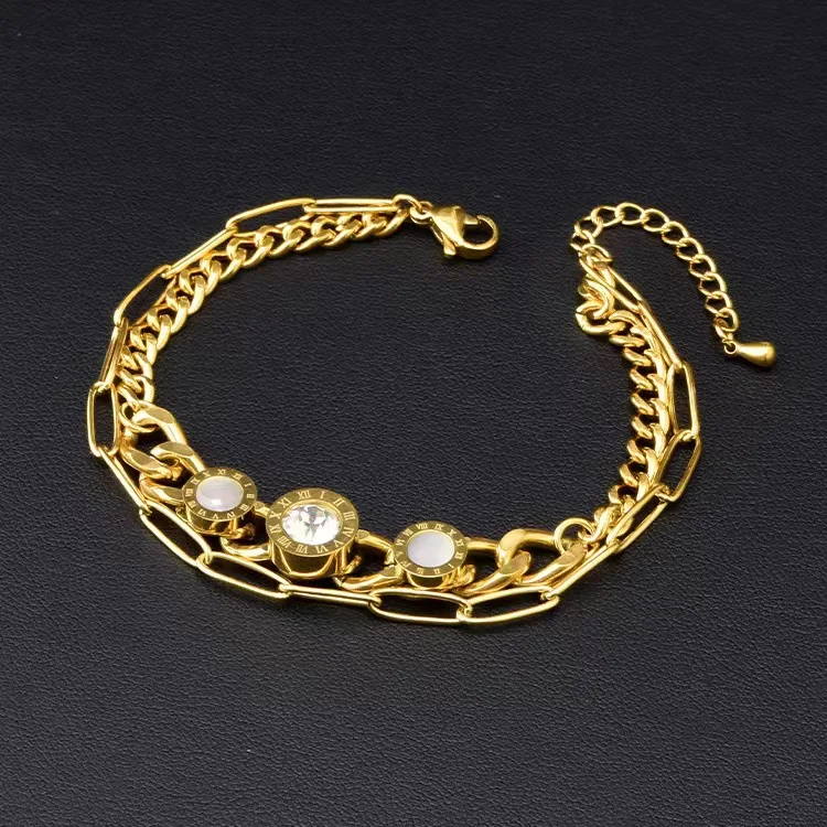 Gouden armband met meerdere lagen hangers voor dames. Voegt elegantie toe aan elke outfit. Perfect voor een vleugje glamour.