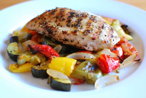 Grilled Chicken Breast (150gm) + Saute' Vegetable