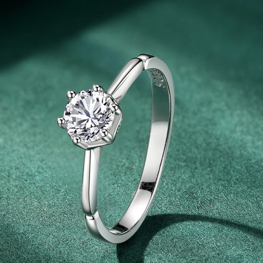 Bague classique en argent S925 avec micro-diamants incrustés. Un bijou élégant et intemporel, parfait pour un éclat subtil au quotidien.