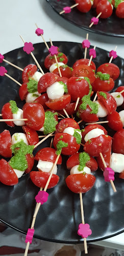 Brochettes tomate et bille de mozarella, pesto.