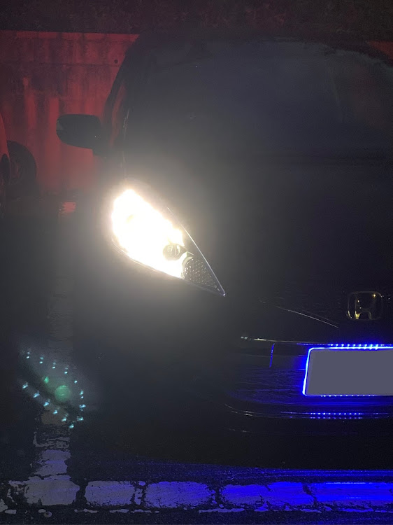 フィットのLED・ブルーLED・アクリルナンバープレートに関するカスタム事例の投稿画像1枚目