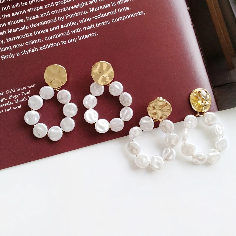 Women's Pearl Geometric Round Metal Stud Earrings, a stylish and versatile accessory, adding elegance and sophistication