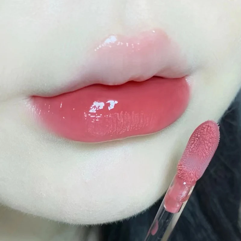 Mirror Lip Lacquer Water Light - błyszcząca pomadka do ust o efekcie tafli wody. Lekka formuła, nawilżenie i długotrwały połysk dla pięknych ust.