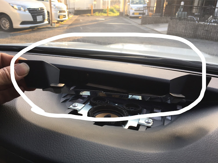 レガシィツーリングワゴンのDIY・カーボンシート貼り付け・時計周り・センタースピーカーパネルに関するカスタム事例の投稿画像2枚目