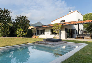 House with pool 2