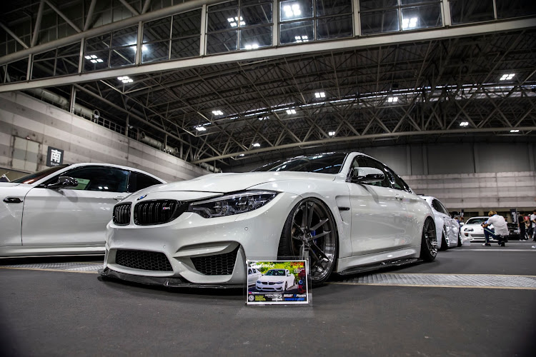 M4 クーペのBMW・M4 クーペ・朝焼けと愛車・フェンダリスト・モデル撮影に関するカスタム事例の投稿画像9枚目