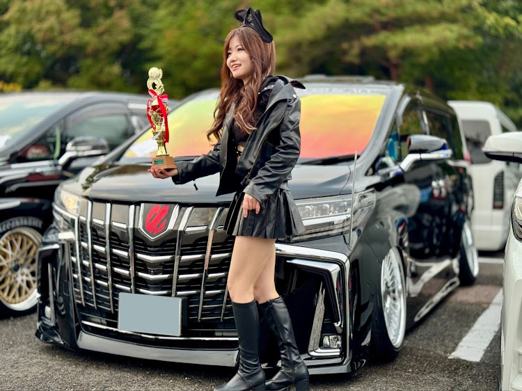 アルファードのフリPaPa杯・純ベタ・EMITZ・ボーロネキに関するカスタム事例の投稿画像2枚目