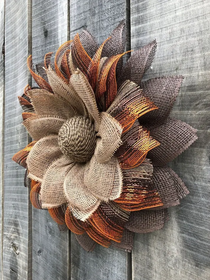 Ghirlanda di zucche colorate ed eucalipto autunnale. Perfetta per decorare porte, caminetti e tavoli, creando un'atmosfera autunnale accogliente.