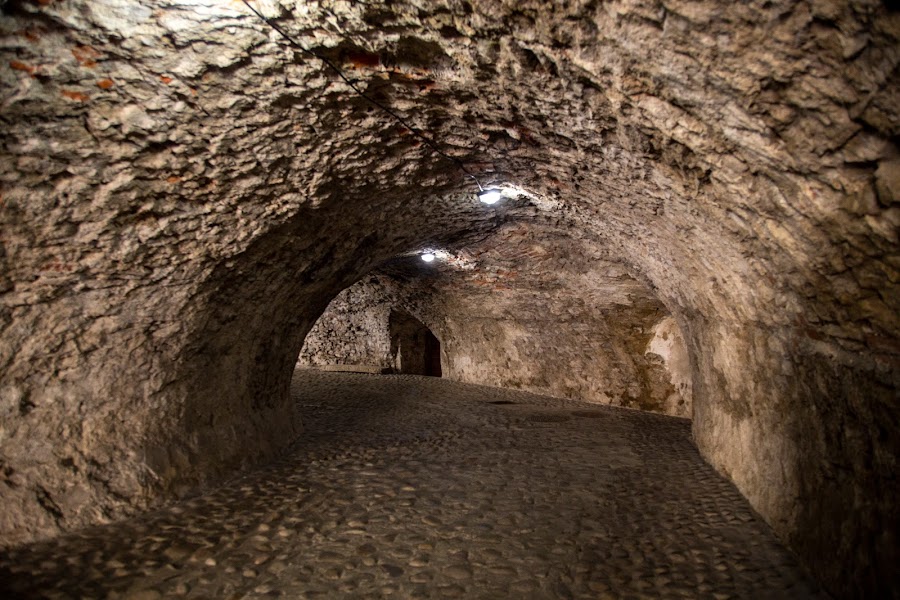 tunel z zakrętem prowadzący na dziedziniec Zamku Dolnego