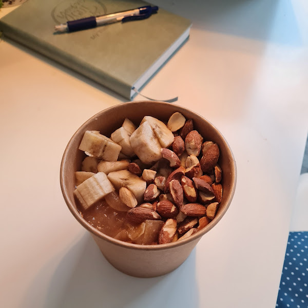 Take-away glutenfree oatporridge with banana, applemash and almonds