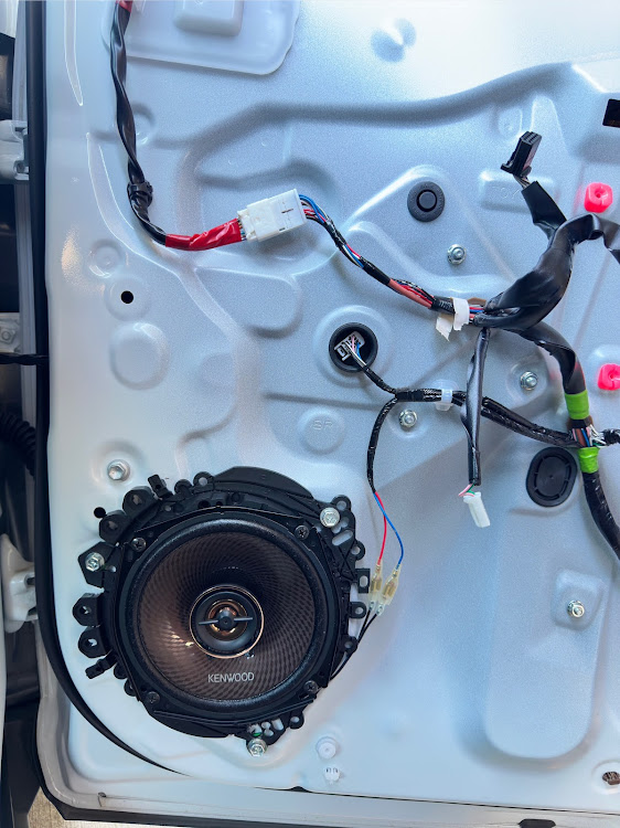 ヤリスクロスのスピーカー交換＆デットニング・静音化・KENWOODスピーカーに関するカスタム事例の投稿画像1枚目
