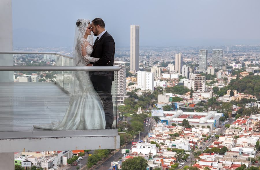 Wedding photographer Cuauhtémoc Bello (flashbackartfil). Photo of 1 July 2021