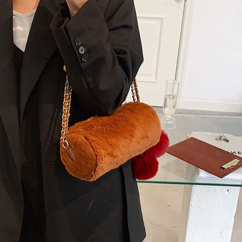 Sac baguette cylindrique en peluche hiver cerise avec chaîne en métal, pour un look chic et chaleureux, parfait pour vos essentiels d'hiver.