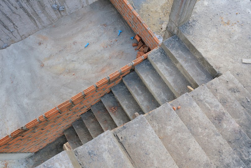 W schodach monolitycznych trudno jest wykonać stopnie o równej wysokości i idealnie gładkiej powierzchni. W przypadku prefabrykatów jest to możliwe