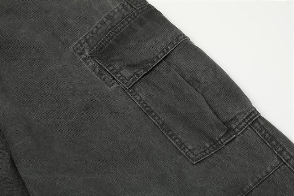 Jeans cargo vintage de hombre con lavado al agua, estilo retro, cómodos y duraderos para un look casual y moderno.