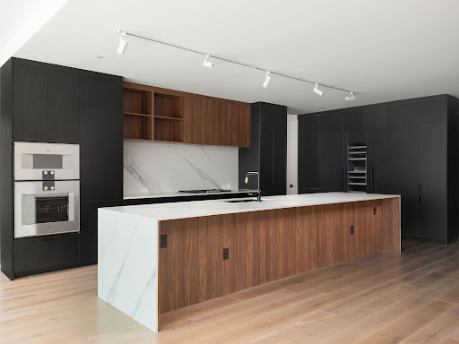 Modern kitchen with wood and marble central island - Prestige apartment / penthouse for sale in Austin, 3 bedrooms