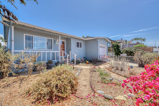House purchase in Seaside (United States) - Blue house with flowering garden