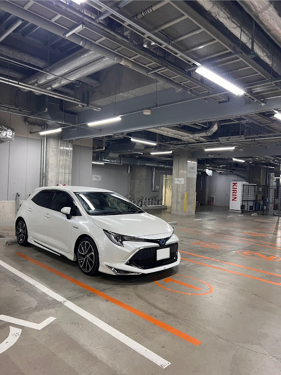 カローラスポーツの駐車場・カロスポ・カローラスポーツ・来年もよろしくお願いしますに関するカスタム事例の投稿画像1枚目