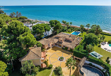 Villa avec piscine et terrasse 2