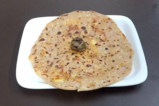 Aloo Pyaz Parantha With Pickle