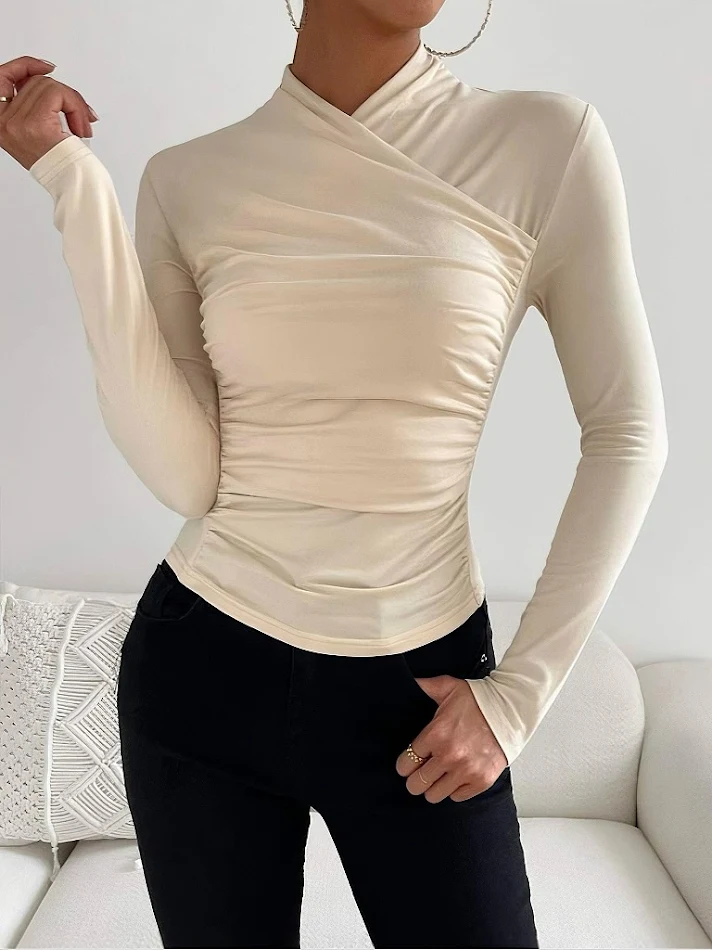 Dizajn majica sa ukrštenom kragnom, slim fit, plisiranim detaljima i dugim rukavima, savršena za svaku priliku, elegantna i svestrana.